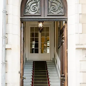 https://les-suites-de-lopera.hotels-rhonealpes.com